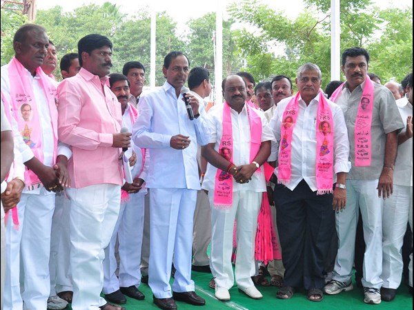 మాట్లాడుతున్న కేసీఆర్