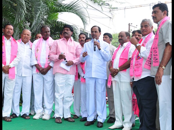 మాట్లాడుతున్న కేసీఆర్