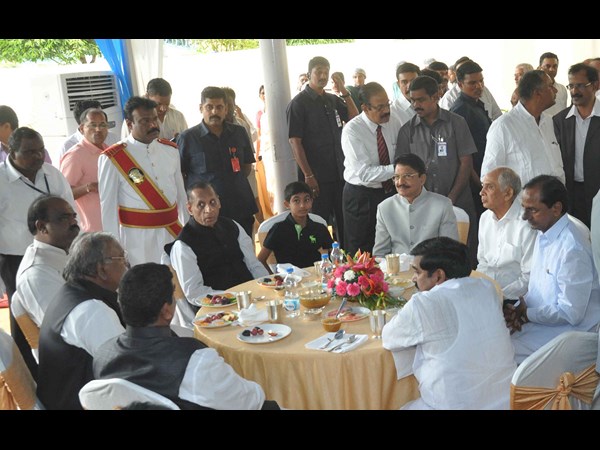 విద్యాసాగర రావుకు తెరాస సన్మానం