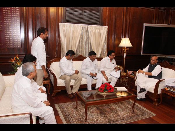  కేంద్ర హోంమంత్రి రాజ్‌నాధ్‌తో టీఆర్ఎస్ ఎంపీల బృందం