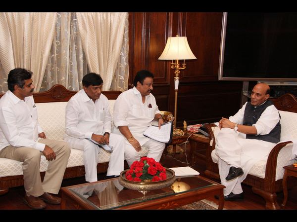  కేంద్ర హోంమంత్రి రాజ్‌నాధ్‌తో టీఆర్ఎస్ ఎంపీల బృందం