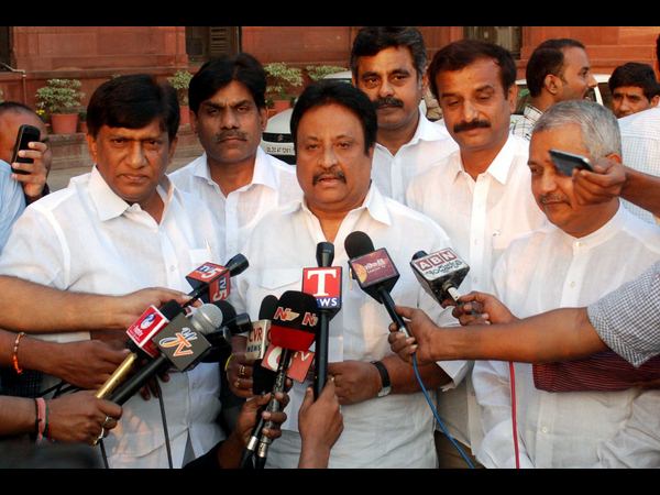  కేంద్ర హోంమంత్రి రాజ్‌నాధ్‌తో టీఆర్ఎస్ ఎంపీల బృందం