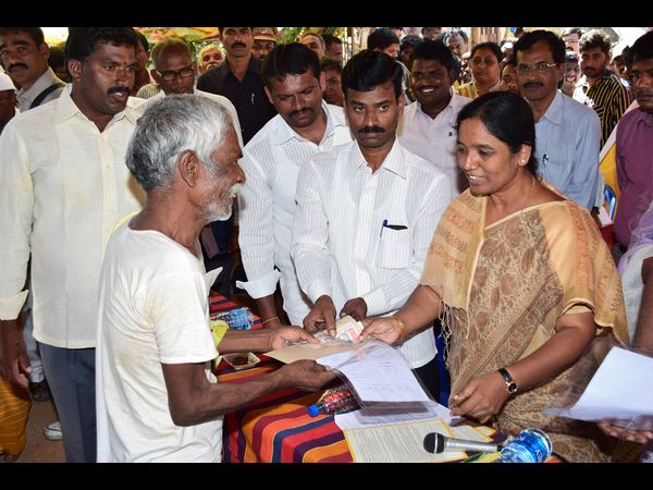  జన్మభూమి కార్యక్రమంలో పాల్గొన్న మంత్రి పరిటాల సునీత