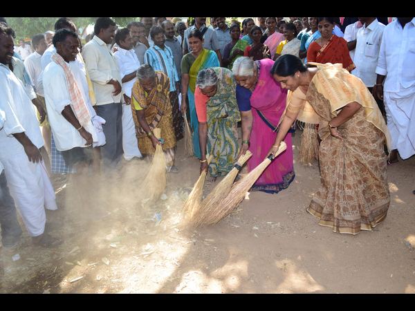  జన్మభూమి కార్యక్రమంలో పాల్గొన్న మంత్రి పరిటాల సునీత