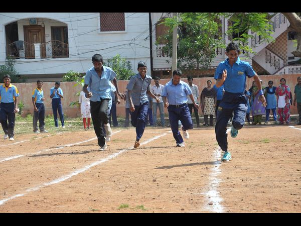  షాట్ పుట్ విసిరి పరుగులు పెట్టిన వికలాంగులు