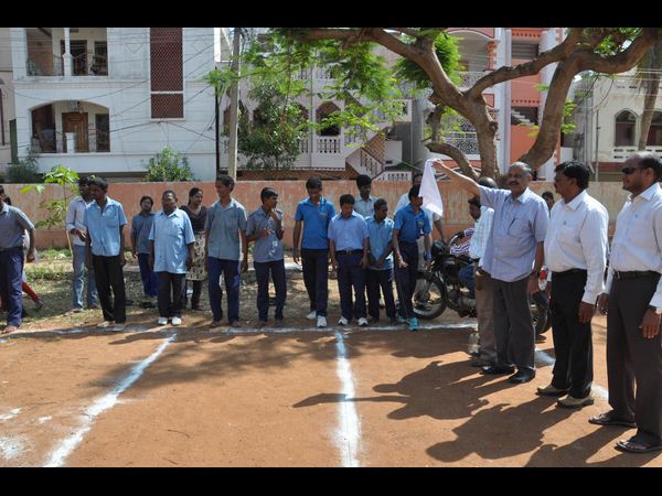  షాట్ పుట్ విసిరి పరుగులు పెట్టిన వికలాంగులు
