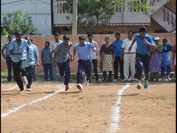  షాట్ పుట్ విసిరి పరుగులు పెట్టిన వికలాంగులు