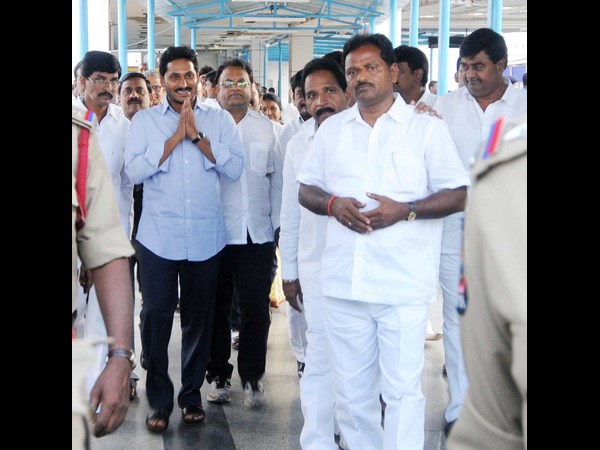 మిరియాల కుటుంబ సభ్యులకు జగన్ భరోసా మిరియాల కుటుంబ సభ్యులకు జగన్ భరోసా