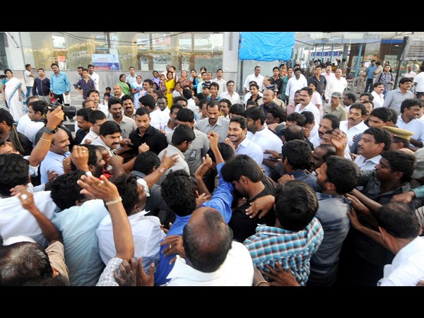 మిరియాల కుటుంబ సభ్యులకు జగన్ భరోసా మిరియాల కుటుంబ సభ్యులకు జగన్ భరోసా