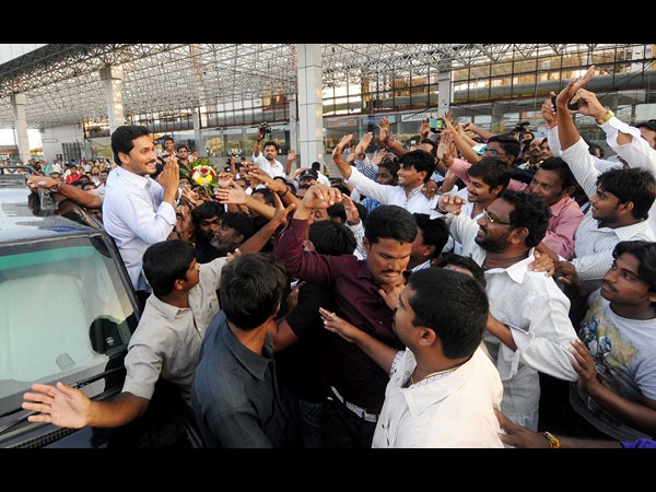 మిరియాల కుటుంబ సభ్యులకు జగన్ భరోసా మిరియాల కుటుంబ సభ్యులకు జగన్ భరోసా