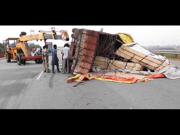 ఢీకొన్న లారీలు, బయటపడ్డ ఎర్రచందనం