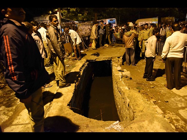 నాలాలో పడి కొట్టుకుపోయిన మహిళ