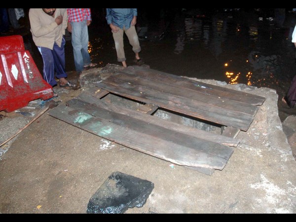 నాలాలో పడి కొట్టుకుపోయిన మహిళ