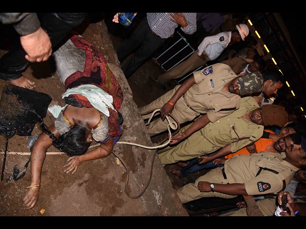 నాలాలో పడి కొట్టుకుపోయిన మహిళ