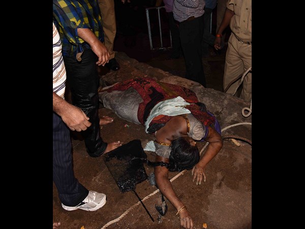 నాలాలో పడి కొట్టుకుపోయిన మహిళ