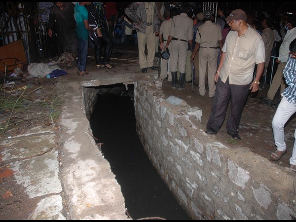  నాలాలో పడి కొట్టుకుపోయిన మహిళ