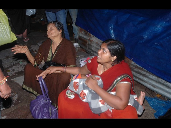 నాలాలో పడి కొట్టుకుపోయిన మహిళ