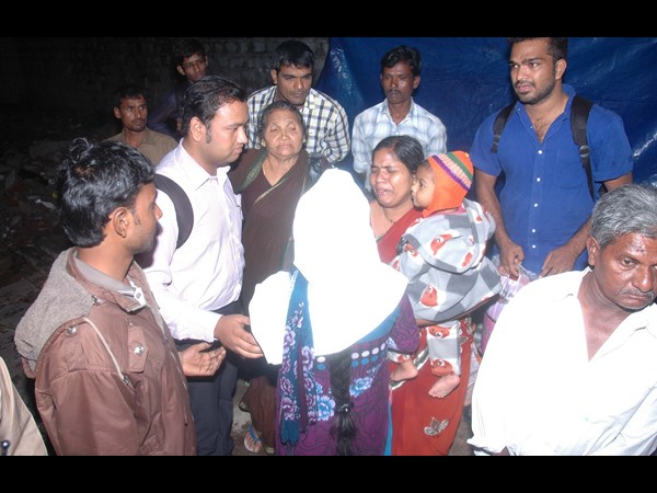 నాలాలో పడి కొట్టుకుపోయిన మహిళ