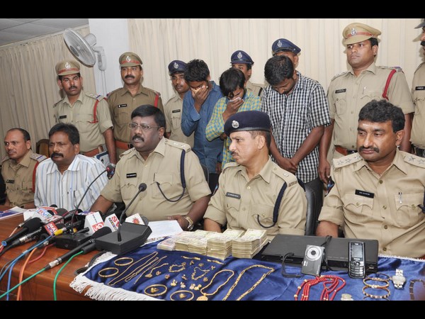  ఇళ్లల్లో చోరీ చేస్తున్న నిందితులు అరెస్టు