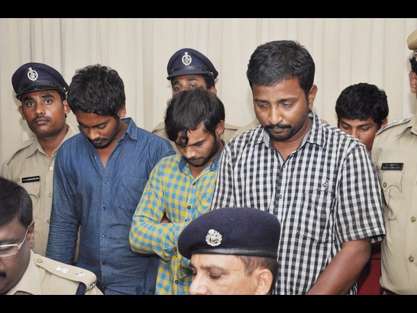  ఇళ్లల్లో చోరీ చేస్తున్న నిందితులు అరెస్టు