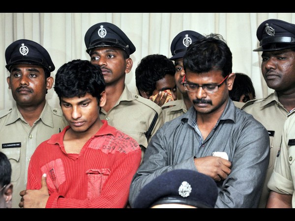 ఇళ్లల్లో చోరీ చేస్తున్న నిందితులు అరెస్టు