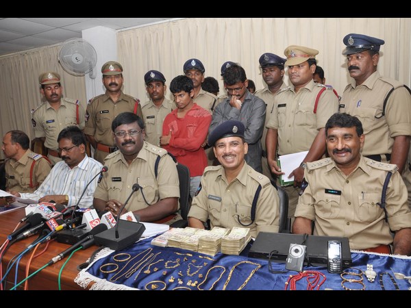 ఇళ్లల్లో చోరీ చేస్తున్న నిందితులు అరెస్టు