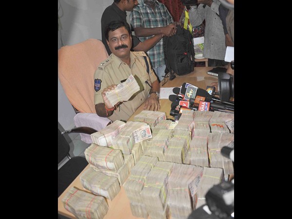  హవాలాలో బెల్ కంపెనీ ఉద్యోగులు.. 2 కోట్లు స్వాధీనం