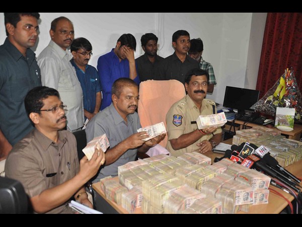 హవాలాలో బెల్ కంపెనీ ఉద్యోగులు.. 2 కోట్లు స్వాధీనం