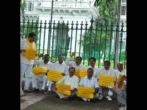  టీటీడీపీ ఎమ్మెల్యేల ధర్నా... అరెస్టు