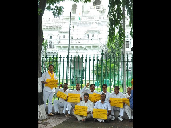 టీటీడీపీ ఎమ్మెల్యేల ధర్నా... అరెస్టు