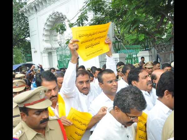 టీటీడీపీ ఎమ్మెల్యేల ధర్నా... అరెస్టు