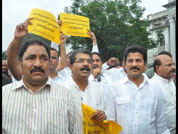 టీటీడీపీ ఎమ్మెల్యేల ధర్నా... అరెస్టు