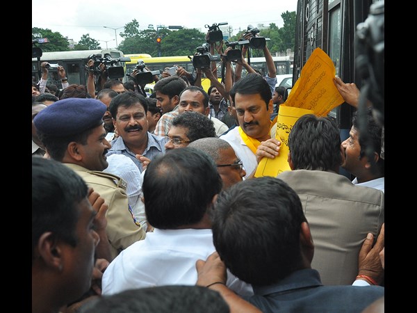 టీటీడీపీ ఎమ్మెల్యేల ధర్నా... అరెస్టు