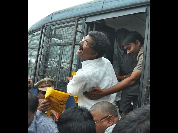 టీటీడీపీ ఎమ్మెల్యేల ధర్నా... అరెస్టు