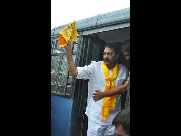టీటీడీపీ ఎమ్మెల్యేల ధర్నా... అరెస్టు