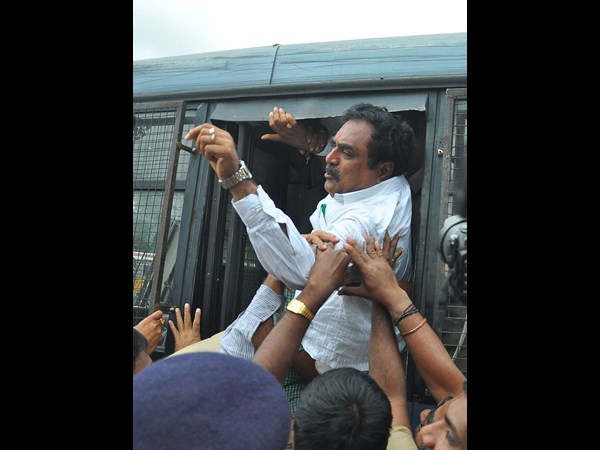 టీటీడీపీ ఎమ్మెల్యేల ధర్నా... అరెస్టు