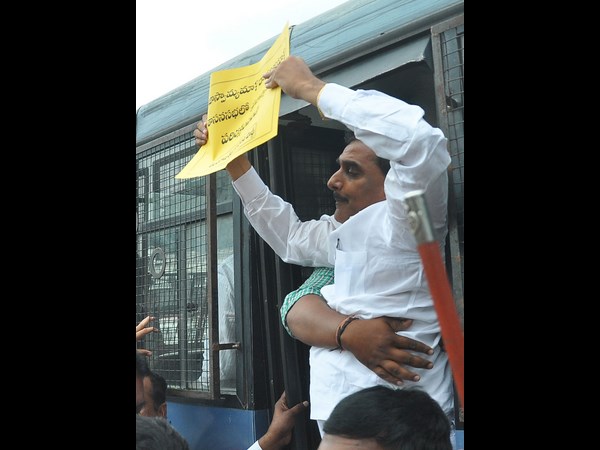  టీటీడీపీ ఎమ్మెల్యేల ధర్నా... అరెస్టు