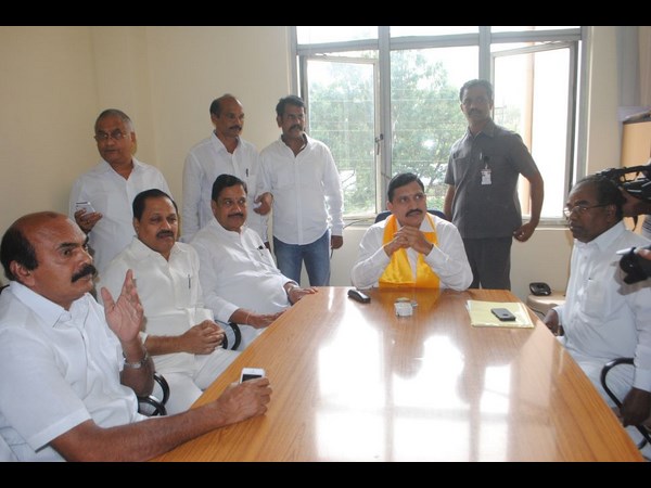  కేంద్ర మంత్రి సుజనాని కలిసిన స్పీకర్ కోడెల