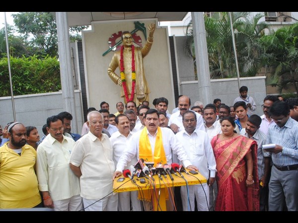 కేంద్ర మంత్రి సుజనాని కలిసిన స్పీకర్ కోడెల