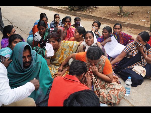  గాంధీ మార్చరీలో ఆస్పత్రిలో సత్యవాణి బంధువుల నిరసన 