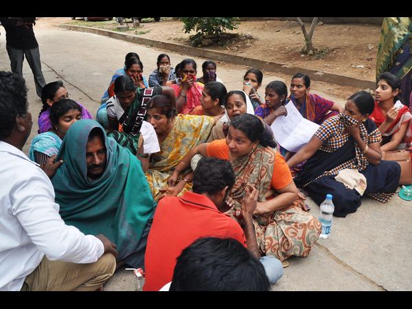 గాంధీ మార్చరీలో ఆస్పత్రిలో సత్యవాణి బంధువుల నిరసన 