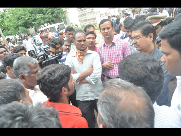  గాంధీ మార్చరీలో ఆస్పత్రిలో సత్యవాణి బంధువుల నిరసన 