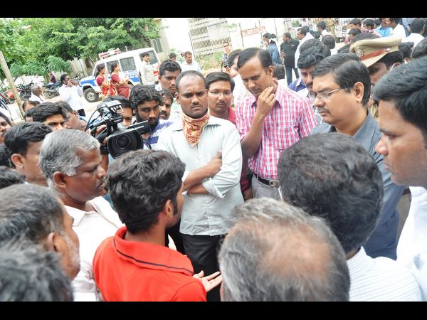 గాంధీ మార్చరీలో ఆస్పత్రిలో సత్యవాణి బంధువుల నిరసన 