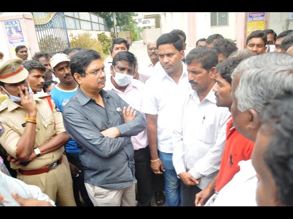 గాంధీ మార్చరీలో ఆస్పత్రిలో సత్యవాణి బంధువుల నిరసన 