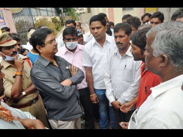  గాంధీ మార్చరీలో ఆస్పత్రిలో సత్యవాణి బంధువుల నిరసన 