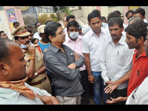  గాంధీ మార్చరీలో ఆస్పత్రిలో సత్యవాణి బంధువుల నిరసన 