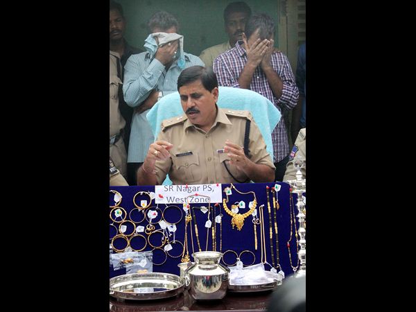 ఇద్దరు రిసీవర్ల అరెస్టు