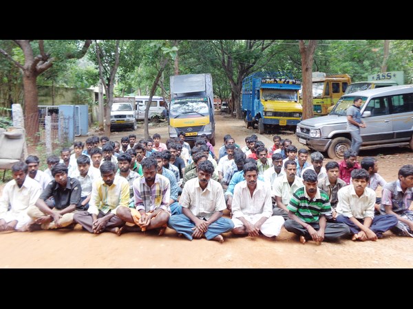 20 మంది కూలీలను అదుపులోకి 