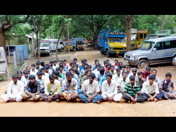 20 మంది కూలీలను అదుపులోకి 