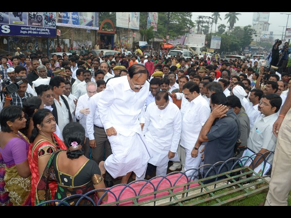 నెల్లూరును సింహపురిగా మారుస్తాం: వెంకయ్య 